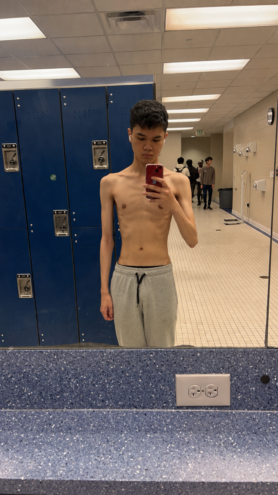 Prama taking a gym mirror selfie